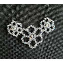  Collier "Cristal de fleur" Accueil Collier réalisé en broderie perlée.